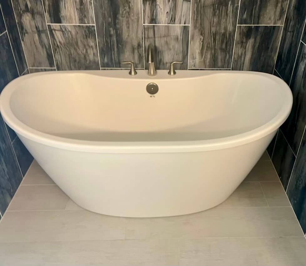 Freestanding soaking tub
