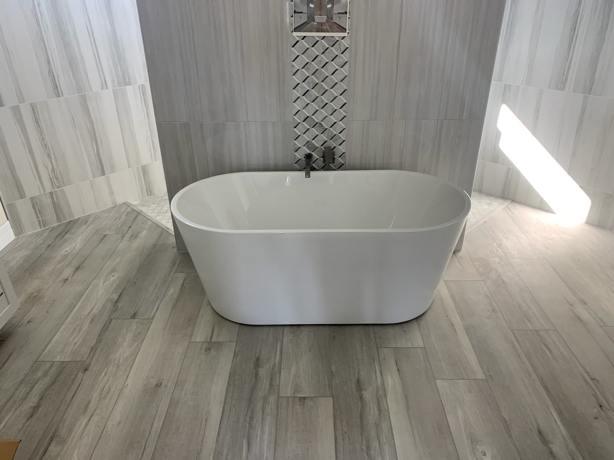 Freestanding tub with accent tile
