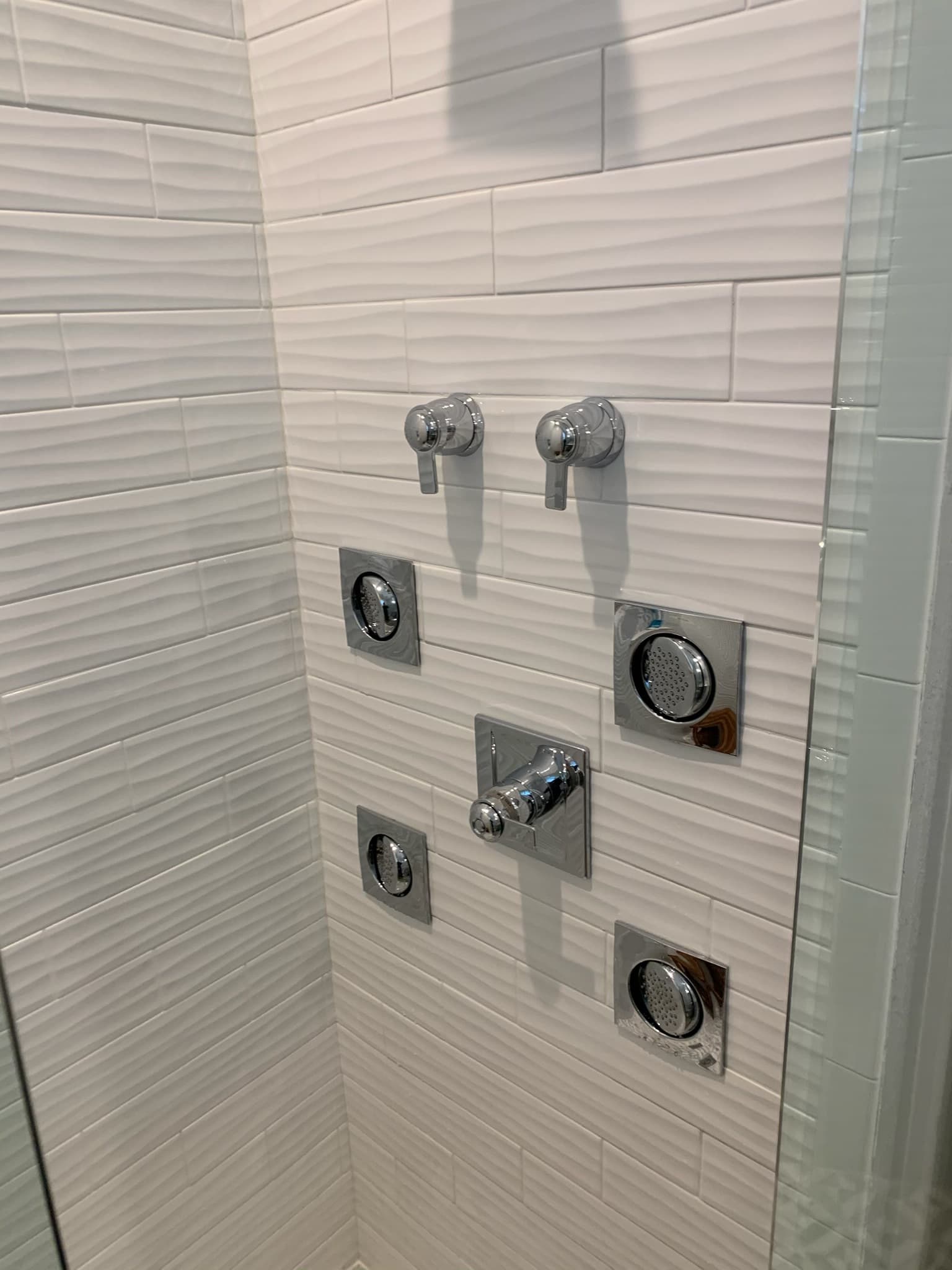 Multi-jet body spray shower