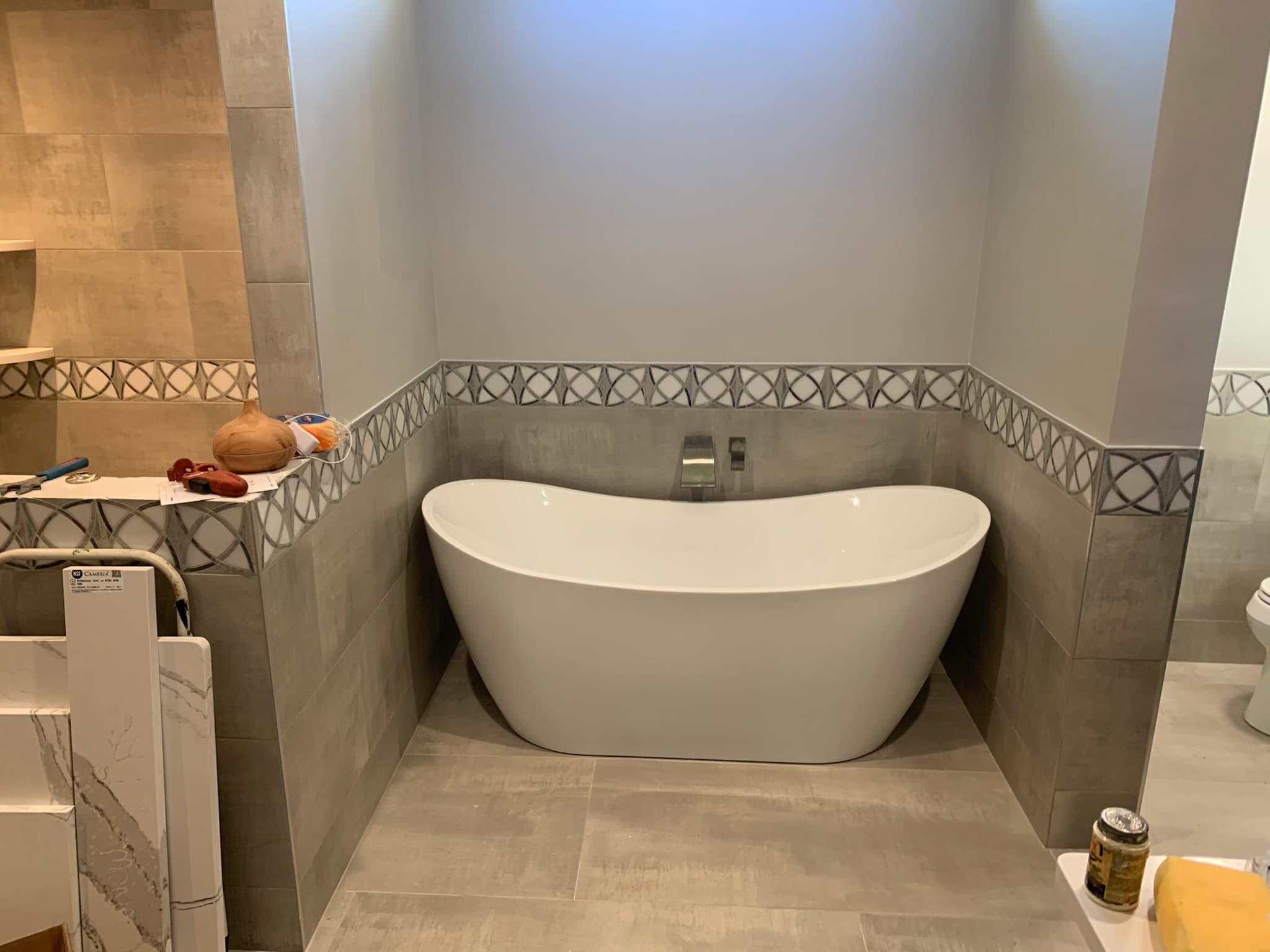 Soaking tub in tiled niche